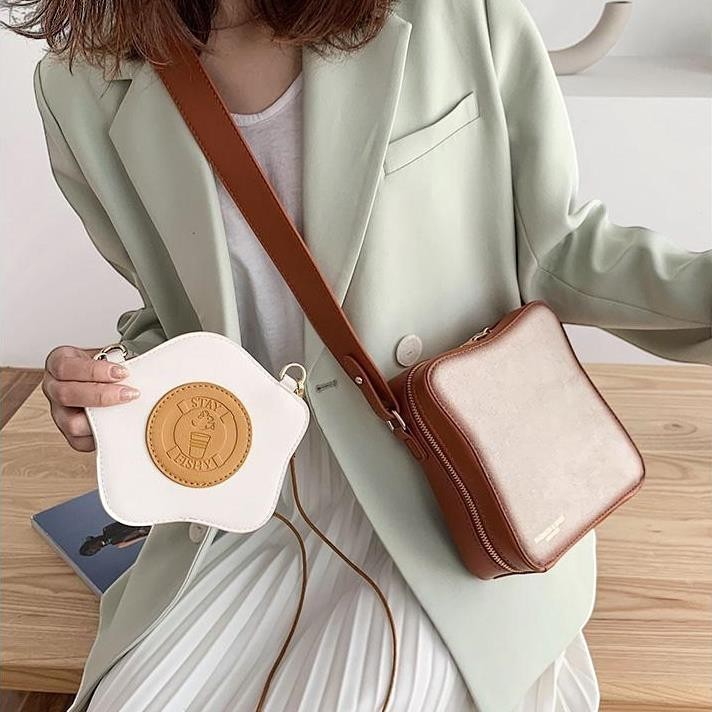 Pordein Eggs & Toast mini bag set: a white fried egg purse with a brown yolk detail and a square toast slice crossbody bag made of PU leather.
